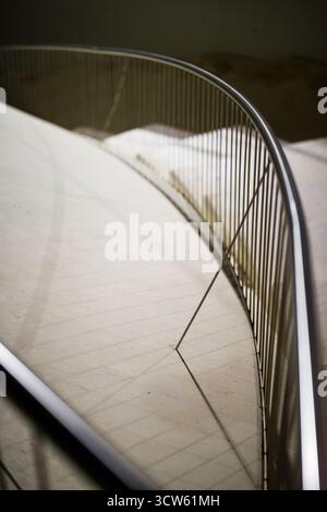 Gekrümmte Balustrade in der Abstraktion des schlechten Lichtes Stockfoto