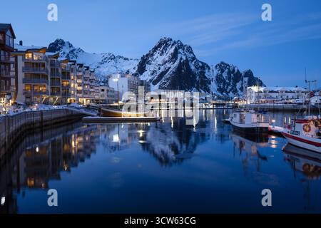 Hafen und Berge von Svolvær, Lofoten-Inseln, Norwegen Stockfoto
