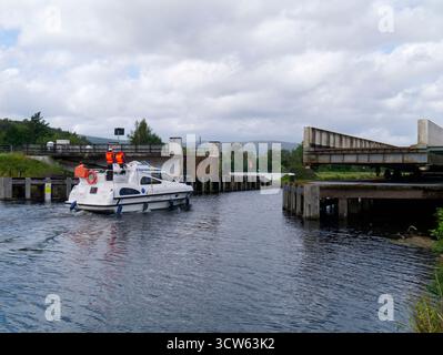 Cabin Cruiser Boot durch Aberchalder Swing Bridge, Caledonian Canal Stockfoto