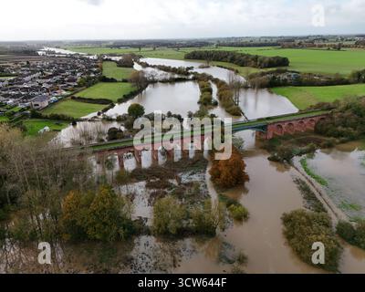 Aus der Vogelperspektive der Stamford Bridge vom Fluss Derwent, der seine Ufer durchbricht Stockfoto
