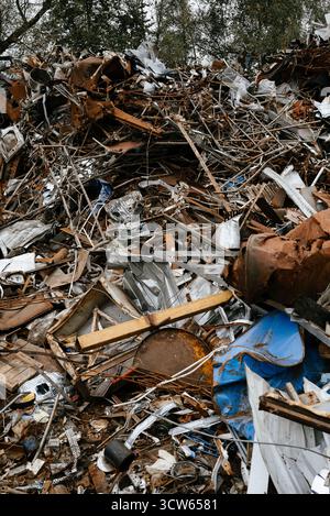 Schrotthaufen in einem Recyclingplatz Stockfoto