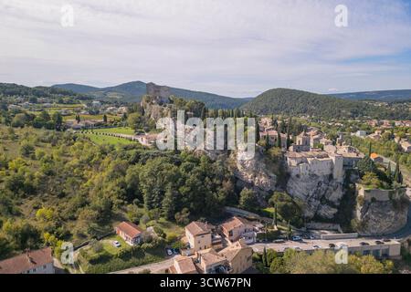 Aus der Vogelperspektive auf Vaison La Romaine und seine römische Brücke mit Blick auf den Fluss Ouveze, PROVENCE, Vaucluse, Frankreich Stockfoto