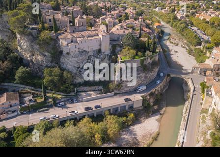 Aus der Vogelperspektive auf Vaison La Romaine und seine römische Brücke mit Blick auf den Fluss Ouveze, PROVENCE, Vaucluse, Frankreich Stockfoto
