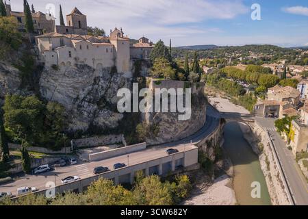 Aus der Vogelperspektive auf Vaison La Romaine und seine römische Brücke mit Blick auf den Fluss Ouveze, PROVENCE, Vaucluse, Frankreich Stockfoto