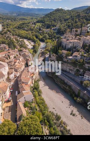 Aus der Vogelperspektive auf Vaison La Romaine und seine römische Brücke mit Blick auf den Fluss Ouveze, PROVENCE, Vaucluse, Frankreich Stockfoto