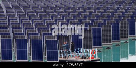 Gilching, Deutschland. Oktober 2025. Auf einem Steinbruchteich wurde eine schwimmende Photovoltaikanlage installiert. Der bayerische Ministerpräsident Söder hat das System am Morgen eröffnet. Quelle: Peter Kneffel/dpa/Alamy Live News Stockfoto