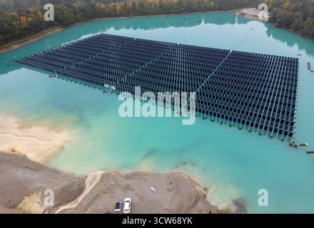 Gilching, Deutschland. Oktober 2025. Auf einem Steinbruchteich ist eine schwimmende Photovoltaikanlage installiert. (Luftaufnahme mit einer Drohne). Der bayerische Ministerpräsident Söder hat das System am Morgen eröffnet. Quelle: Peter Kneffel/dpa/Alamy Live News Stockfoto