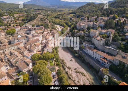 Aus der Vogelperspektive auf Vaison La Romaine und seine römische Brücke mit Blick auf den Fluss Ouveze, PROVENCE, Vaucluse, Frankreich Stockfoto
