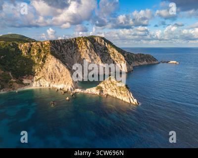 Aus der Vogelperspektive auf die zerklüftete Küste, wo die Klippen in einer Symphonie aus Blau und Grün auf das Ionische Meer treffen, Petani Beach, Paliki, Kefalonia, Griechenland. Stockfoto