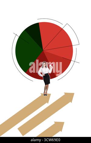 Composite-Bildmaterial 3D-Collage aus Diagramm Match Piece Charts Business Graphics Erfolg Ziel junge Geschäftsfrau Stand Hold Megaphon Stockfoto