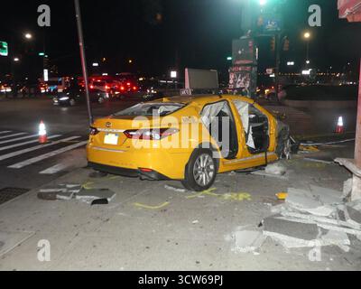 52 12th Ave, New York, NY 100356 USA. Oktober 2025. 70 der Taxifahrer leidet an medizinischen Episoden und schweren Verletzungen. Er stürzt sein Taxi und zwei Passagiere in einen Laternenposten und einen Fußgänger, der sich neben dem chinesischen Konsulat an der nordöstlichen Ecke 42nd St und 12th Ave auf Manhattans West Side befindet. Quelle: ©Julia Mineeva/EGBN News/Alamy Live News Stockfoto