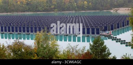 Gilching, Deutschland. Oktober 2025. Auf einem Steinbruchteich wurde eine schwimmende Photovoltaikanlage installiert. Der bayerische Ministerpräsident Söder hat das System heute Morgen eröffnet. Quelle: Peter Kneffel/dpa/Alamy Live News Stockfoto