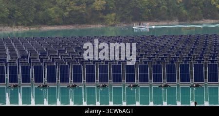 Gilching, Deutschland. Oktober 2025. Auf einem Steinbruchteich wurde eine schwimmende Photovoltaikanlage installiert. Der bayerische Ministerpräsident Söder hat das System heute Morgen eröffnet. Quelle: Peter Kneffel/dpa/Alamy Live News Stockfoto
