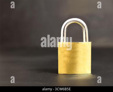 Bronzefarbenes Vorhängeschloss auf grauem Hintergrund, Sicherheitskonzept, Cybersicherheit und Datenschutzkonzept, mit leerem Platz für Text Stockfoto
