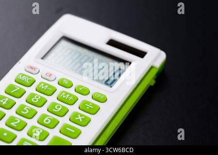 Taschenrechner auf schwarzem Hintergrund Stockfoto
