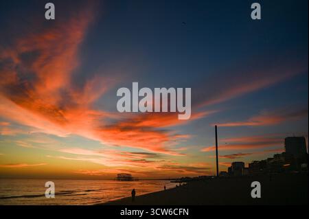 Brighton UK 9. Oktober 2025 - Besucher genießen einen wunderschönen Sonnenuntergang über Brighton Beach und dem West Pier nach einem weiteren warmen Tag entlang der Südküste: Credit Simon Dack / Alamy Live News Stockfoto