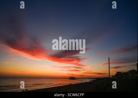 Brighton UK 9. Oktober 2025 - Besucher genießen einen wunderschönen Sonnenuntergang über Brighton Beach und dem West Pier nach einem weiteren warmen Tag entlang der Südküste: Credit Simon Dack / Alamy Live News Stockfoto