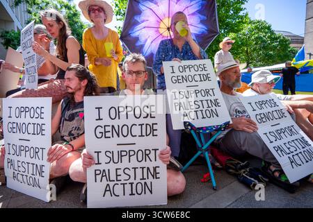 Manchester, Großbritannien. Juli 2025. Demonstranten von der Verteidigung unserer Geschworenen halten Plakate, die die palästinensische Aktion auf dem Petersplatz unterstützen. Die Hoffnungen auf das Friedensabkommen stehen jetzt an erster Stelle. Aber die Beziehungen zwischen den Gemeinschaften auf der ganzen Welt, die von unterschiedlichen Meinungen ausgehen, werden Zeit brauchen, um zu heilen. Seit dem 7. Oktober 2023 finden in Gaza die folgenden Anti-Krieg- und Pro-Palästina-Proteste statt. Die Proteste waren überwiegend Pro-Palästina, aber regelmäßig waren Mitglieder der jüdischen Gemeinde, darunter die Jewish Voice for Labour und die Jewish Action for Palestine. Gegenproteste unterstützen Israel A Stockfoto