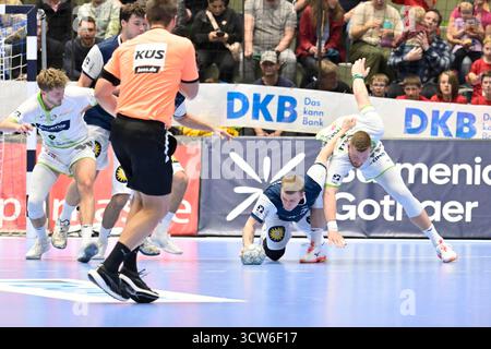 09.10. 2025, Wuppertal, Unihalle, DE, 1.Liqui Moly HBL, BHC06 - HSG Wetzlar 1.Liqui Moly HBL-Vorschriften verbieten die Verwendung von Fotografien als Bildsequenzen und/oder Quasi-Video im Bild kämpf um den Ball zwischen Noah Beyer ( Bergischer HC #2 ) und Nikola Grahovac ( HSG Wetzlar #2 ). Foto © Nordphoto GmbH/Freund Stockfoto