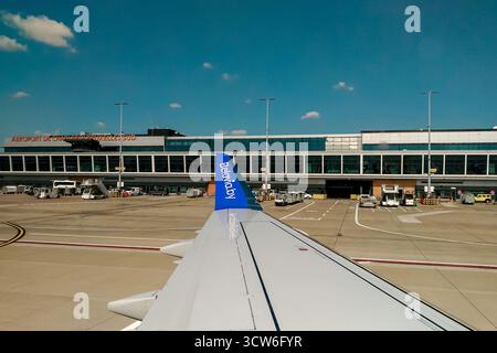 Brüssel, Belgien - 29. August 2018 - Blick vom Belavia Flugzeugfenster auf dem Flughafen mit Terminal und Flügel unter blauem Himmel. Stockfoto