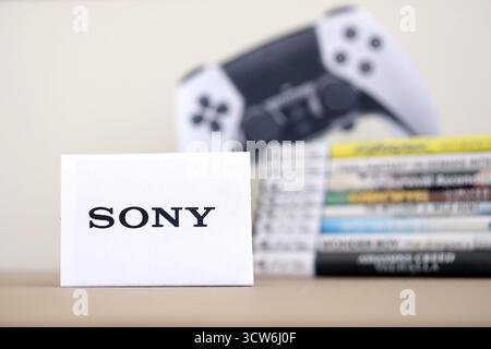 KIEW, UKRAINE – 17. SEPTEMBER 2025 Stack mit PS5-Videospiel-Disc-Boxen und modernem Dualsense-Edge-Gamepad. SONY Logo vorne in Nahaufnahme Stockfoto