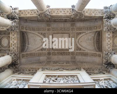 Panthéon Portico Decken- und Giebelskulptur - extrem flacher Blick auf die hoch verzierte Kassettendecke des Panthéon Portico und Th Stockfoto