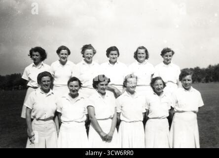 Frühe Pioniere des Ladies’ Cricket: Benannt als Peggy Sulman’s (Peggy Sulman ein Teamkapitän/Manager, der 1st Class Ladies Cricket für Sussex spielte) Team, das an der Cricket Week 1948 teilnahm, möglicherweise in Washington, Tyne and Wear. Einige der Namen sind undeutlich, aber nicht enthalten: Mary Cresswell, Elizabeth Riley, Phil Snook, Dorothy Hall (möglicherweise ein Spieler aus Northumberland), Kay Green, Mary Gardner und Kay Dales. Aus einer kleinen Sammlung von Amateurfotos aus dem Jahr 1946. Stockfoto