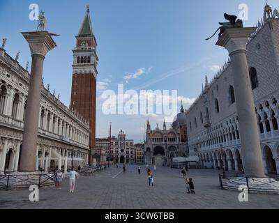 Venezianische Säule, Campanile und Bibliothek - Ein flaches, dramatisches Bild mit der Säule des Heiligen Theodors, dem Campanile und der kunstvollen Fassade Stockfoto