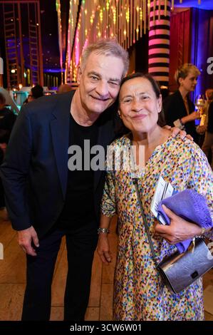 Heinrich Schafmeister mit Ehefrau Jutta Schafmeister bei der Verleihung des Deutschen Schauspielpreises 2025 im Hotel Pullman Berlin Schweizerhof. Berlin, 09.10.2025 *** Heinrich Schafmeister mit seiner Frau Jutta Schafmeister bei der Verleihung des Deutschen Schauspielpreises 2025 im Hotel Pullman Berlin Schweizerhof Berlin, 09 10 2025 Foto:XF.xKernx/xFuturexImagex schauspielrpreis 5329 Stockfoto