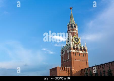 Moskau, Russland - 22. Juli 2025: Spasskaya-Turm des Moskauer Kremls auf einem Hintergrund des blauen Himmels Stockfoto