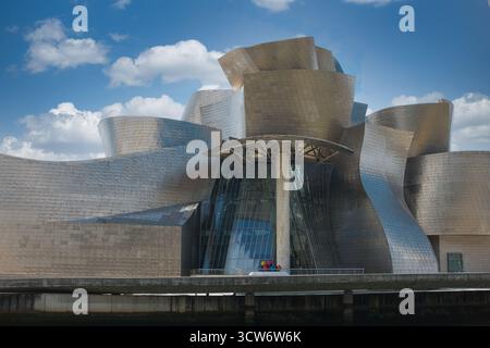 Guggenheim Museum Bilbao Haupteingang und Atrium - zentrales Glasatrium und Baldachin von Frank Gehrys berühmtem Guggenheim Museum Bilbao, Suruu Stockfoto