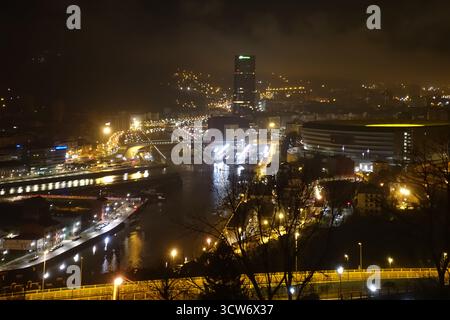 Guggenheim Museum Bilbao Spheres Skulpturendetail - Nahaufnahme einer Skulpturenreihe aus verspiegelten Chromkugeln, die die Umgebung reflektieren Stockfoto