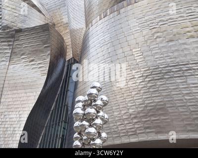 Guggenheim Museum Bilbao Haupteingang und Atrium - zentrales Glasatrium und Baldachin von Frank Gehrys berühmtem Guggenheim Museum Bilbao, Suruu Stockfoto