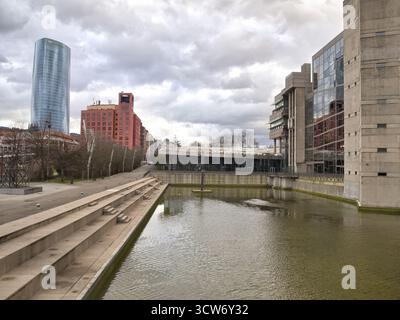 Abstraktes Guggenheim Titanfassade Detail - Nahaufnahme der komplexen Geometrie und gekrümmten Titanplatten von Frank Gehrys Guggenheim Museum, se Stockfoto