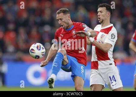 Ladislav Krejci aus der Tschechischen Republik, links, und Ivan Perisic aus Kroatien im Spiel der Gruppe L des europäischen Teils der Fußball-Weltmeisterschaft Qualifi Stockfoto