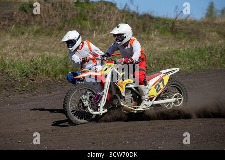 Sidecar Racing Motocross auf staubiger Strecke Stockfoto