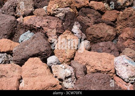 Vulkanischer Felsen Textur Hintergrund - detaillierte Makroaufnahme von porösen vulkanischen Lavasteinen in erdigen Braun- und Rottönen. Natürliche abstrakte geologische Hintergründe Stockfoto