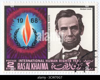 EMIRATE RAS AL KHAIMAH - 25. Mai 1968: Zweifach-Briefmarke mit einem Porträt von Abraham Lincoln (1809–1865) End Emblem of International Human Rights Year Stockfoto
