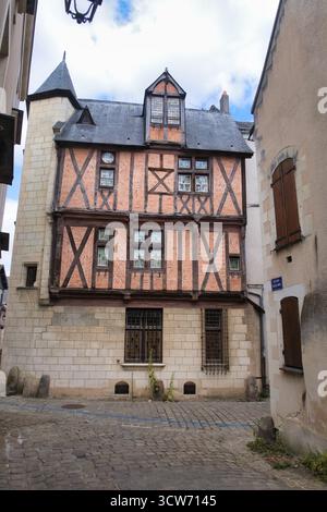 Historisches Fachwerkhaus Frankreich - Nahaufnahme eines wunderschön erhaltenen historischen Fachwerkhauses mit einem Steinfuß und Schieferdach in einem charmanten Gebäude Stockfoto