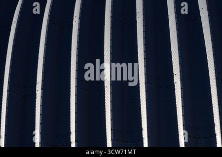 Metallzaun Hintergrund weiß und schwarz Stockfoto