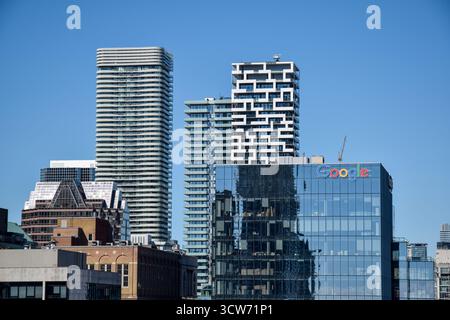 28. September 2025 – Toronto, Ontario, Kanada: Blick auf die Innenstadt von Toronto mit modernen Hochhäusern wie dem Google-Hauptquartier Stockfoto