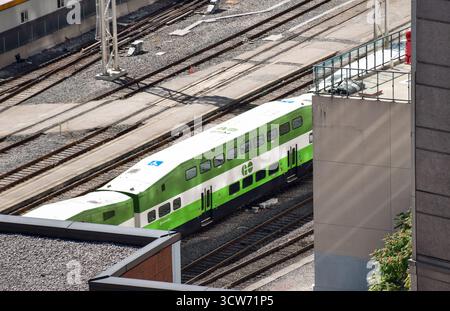 28. September 2025: Toronto, Ontario, Kanada: Aus der Vogelperspektive auf einen GO Transit-Pendlerzug auf Eisenbahngleisen zwischen Gebäuden in Stockfoto