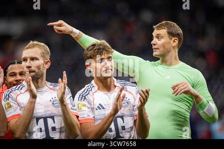 Frankfurt, Deutschland. Oktober 2025. Konrad Laimer (FCB) Tom Bischof (FCB) Manuel neuer (FCB) Eintracht Frankfurt - FC Bayern München 04.10.2025 Co Stockfoto