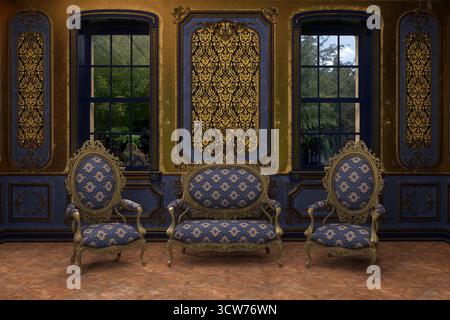 Zimmer im Rokoko-Stil mit Sofa und Sesseln, die mit blauen und goldenen Mustern auf den Polstern und Wänden dekoriert sind. 3D-Rendering. Stockfoto