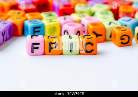 Nahaufnahme des FPIC-Textes auf mehrfarbigen Würfeln, die freie, vorherige und informierte Zustimmung darstellen. Erhaltungskonzept Stockfoto