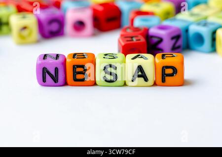 NBSAP-Text zu mehrfarbigen Würfeln, die die nationale Biodiversitätsstrategie und den Aktionsplan darstellen. Erhaltungskonzept Stockfoto