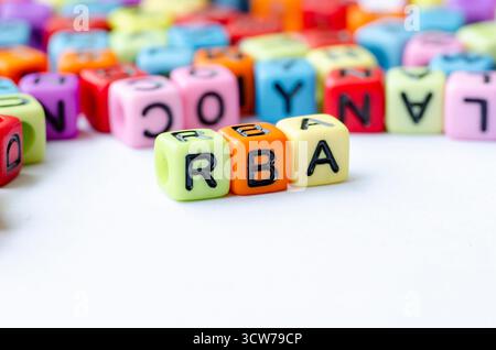 Nahaufnahme des RBA-Textes auf einem mehrfarbigen Würfel, der den rechtebasierten Ansatz darstellt. Erhaltungskonzept Stockfoto