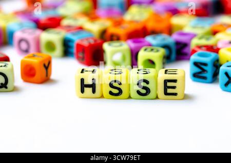 Nahaufnahme des HSSE-Textes auf gelben Würfeln, die Gesundheit, Sicherheit, Sicherheit und Umwelt darstellen. Gesundheits- und Sicherheitskonzept Stockfoto