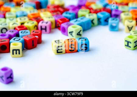 Seitenansicht des ESG-Textes auf mehrfarbigem Würfel für Umwelt, Soziales und Governance. Erhaltungskonzept Stockfoto