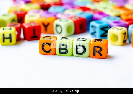CBDR-Text auf mehrfarbigen Würfeln, die gemeinsame, aber differenzierte Verantwortlichkeiten darstellen. Erhaltungskonzept Stockfoto